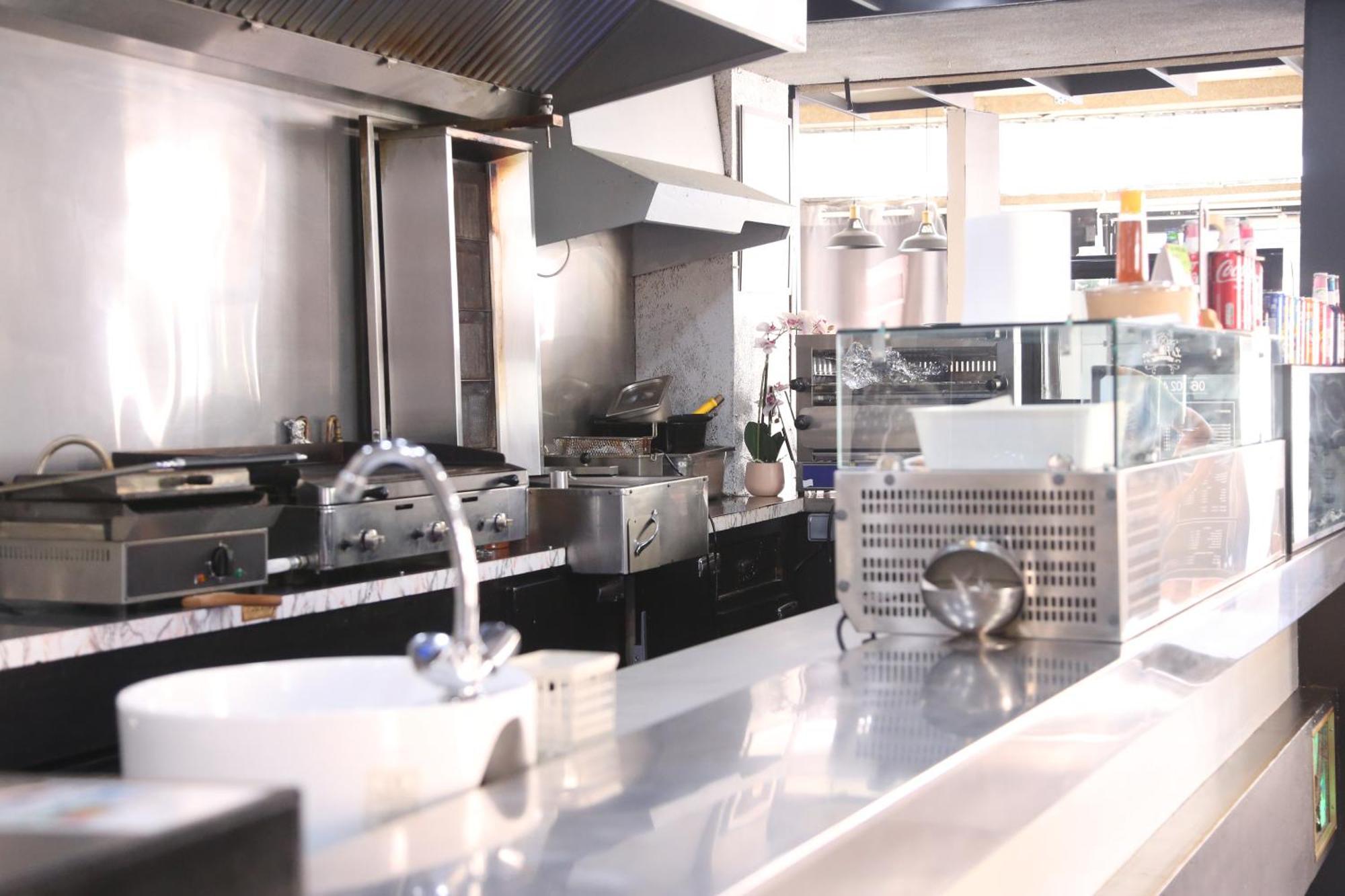 Hotel Restaurant Le Parisien ลูร์ด ภายนอก รูปภาพ