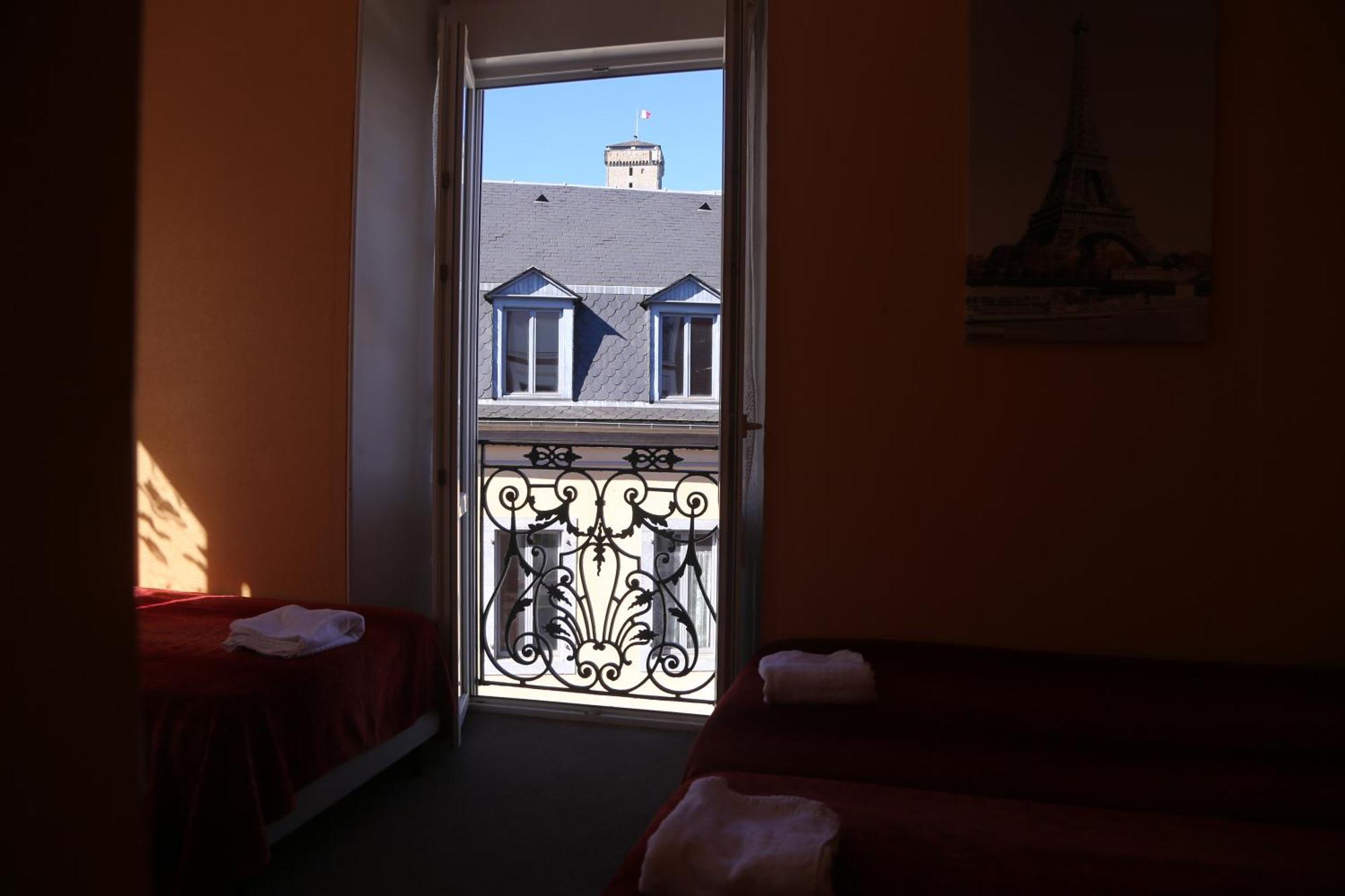 Hotel Restaurant Le Parisien ลูร์ด ภายนอก รูปภาพ